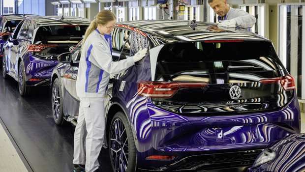 Volkswagen, 88 yıllık tarihinde ilk kez Almanya'daki bir fabrikasını kapatıyor