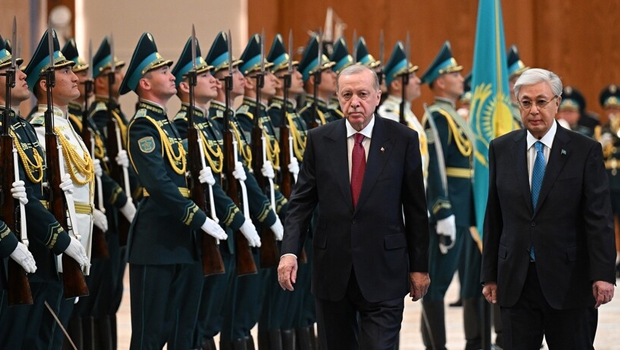 Erdoğan, Kazakistan'da resmi törenle karşılandı