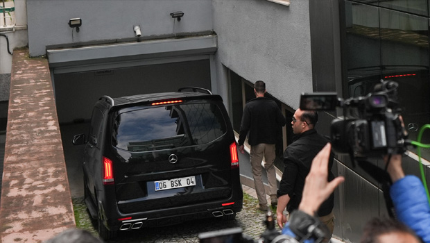 İcra memurları, CHP kurultay davasında verilen ihtiyati tedbir kararını Kılıçdaroğlu'na tebliğ etti