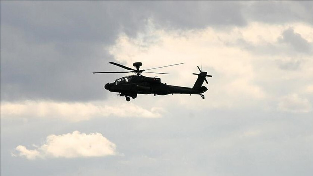 ABD ordusuna ait Apache tipi helikopter Hürmüz Boğazı yakınl