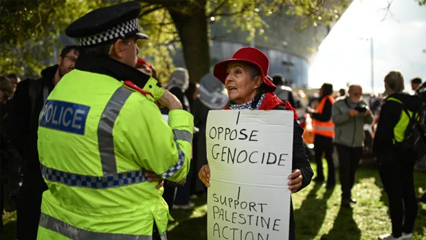 
İngiltere Dışişleri Bakanı, “Palestine Action”ın yasaklanması konusunda aktivistlerin tepkisiyle karşı karşıya kaldı